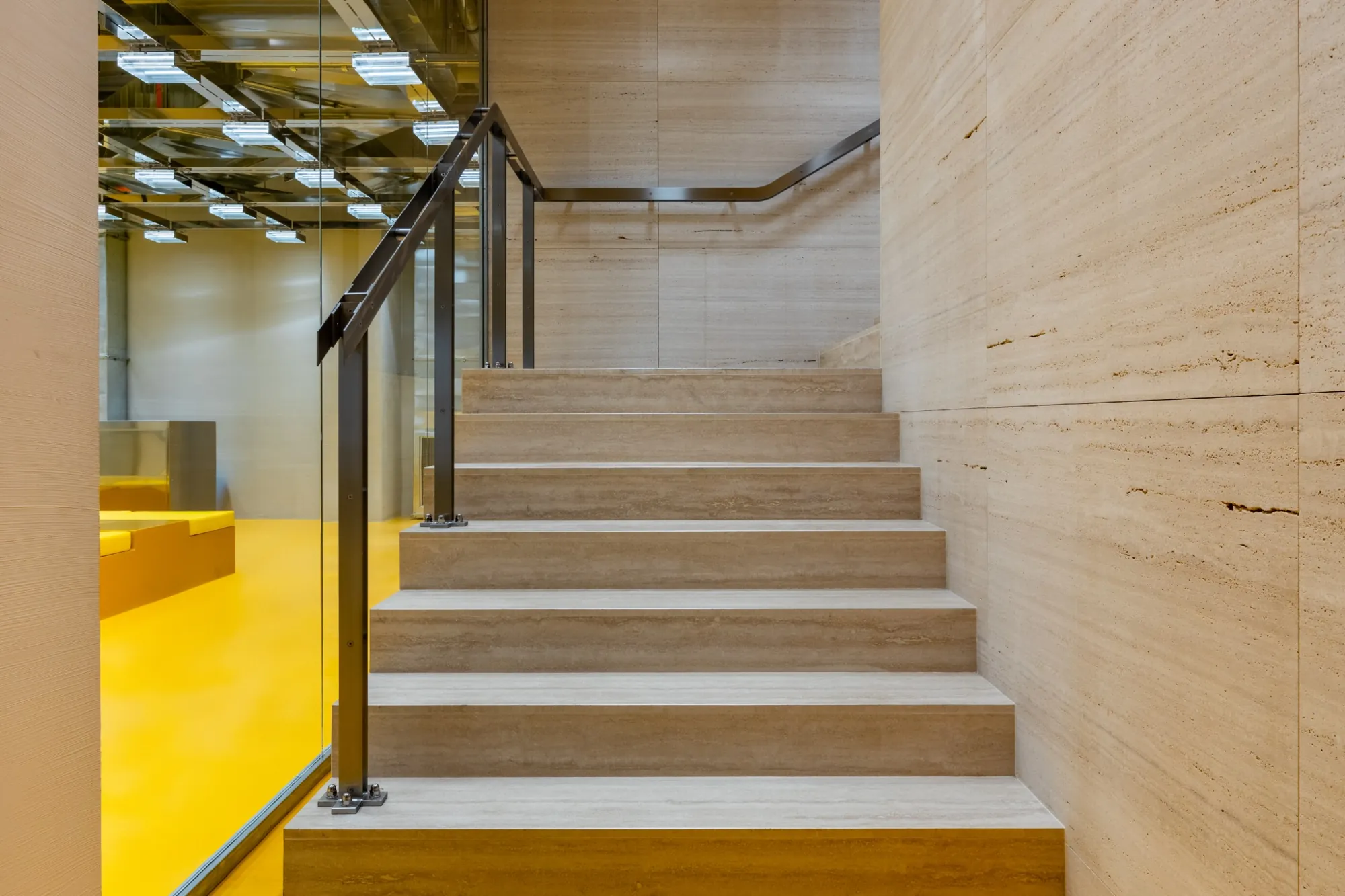 fit-out-flagship-store-miss-sixty-milano-scala-travertino