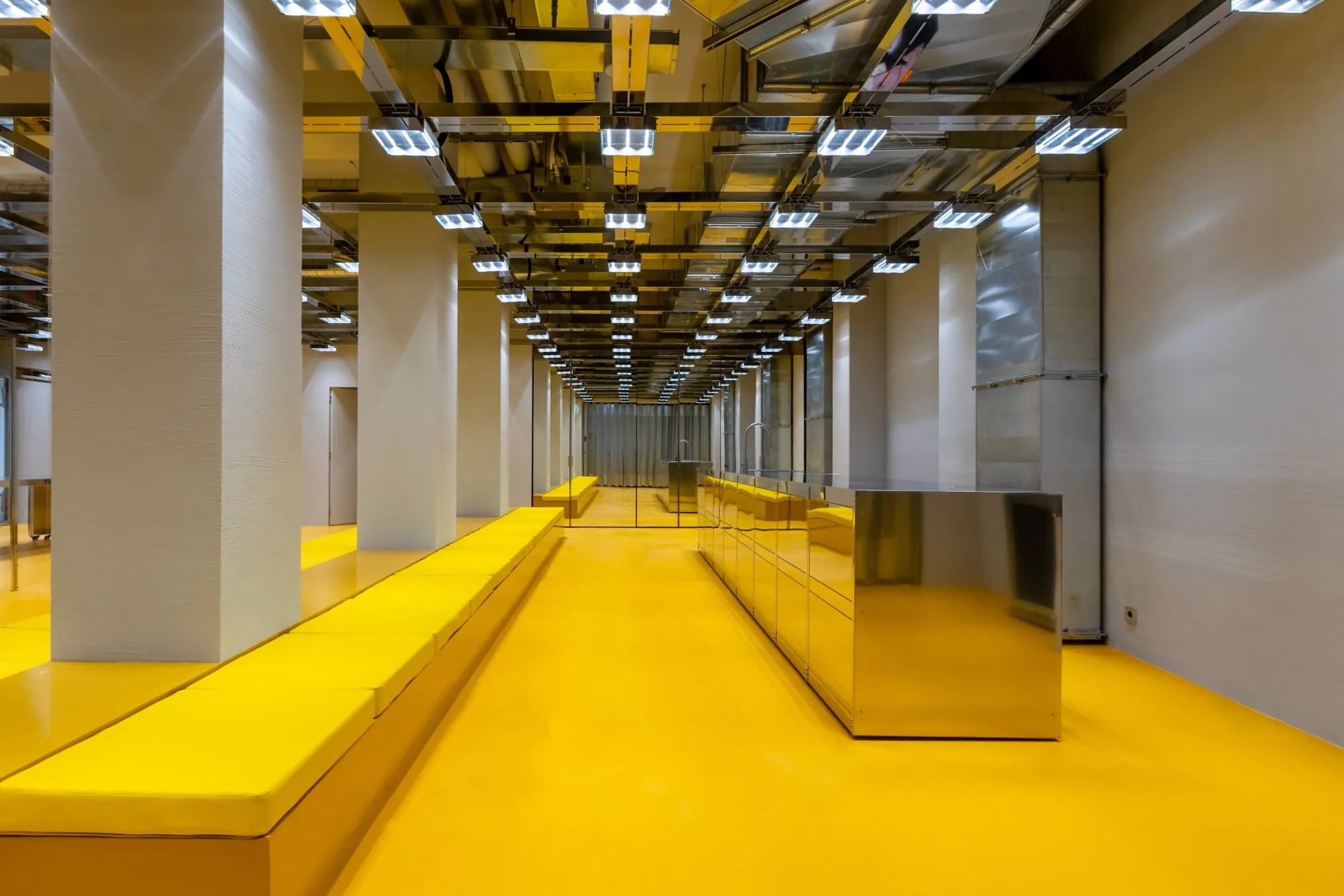 fit-out-miss-sixty-milano-resina-gialla-retail