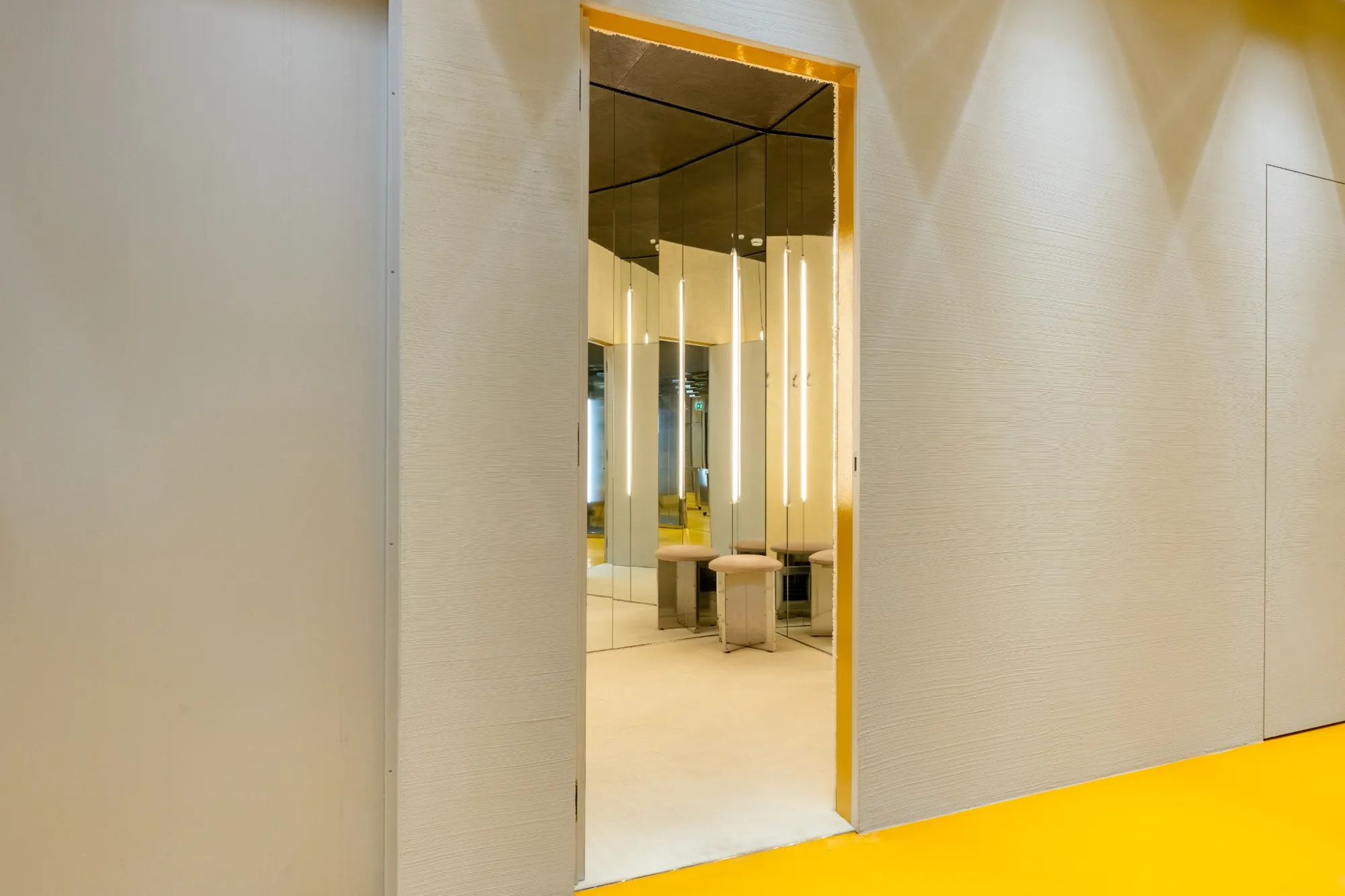 miss-sixty-milano-camerini-specchi-illuminazione