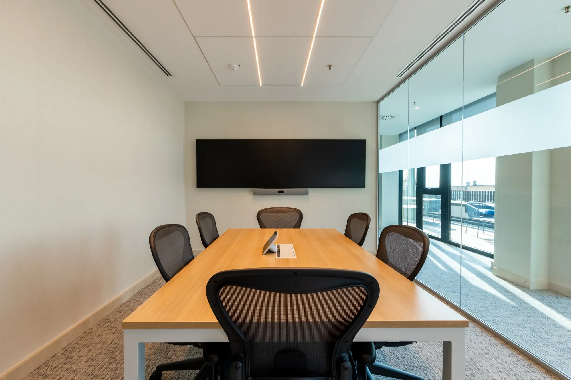 office-fit-out-the-palace-company-milano-sala-riunioni