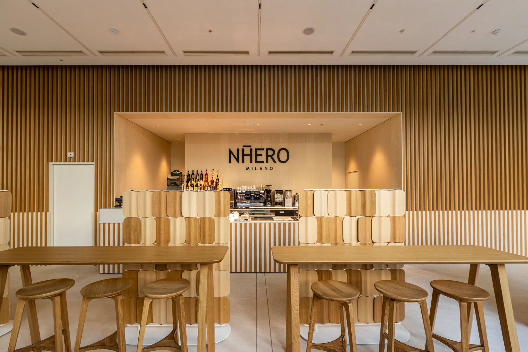 vp22-milano-caffetteria-banco-legno-fitout